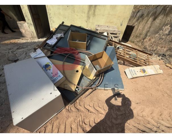 Foto de LOTE CONTENDO SUCATA DE  DIVERSOS BENS, TAIS COMO: MADEIRAS, ARMÁRIOS, COLCHONETES, CADEIRAS, MESAS ESCOLARES, EXTINTORES, VENTILADORES, CADEIRAS DE RODAS, MACAS, BALANÇAS, ENTRE OUTROS, NO ESTADO EM QUE SE ENCONTRAM.
