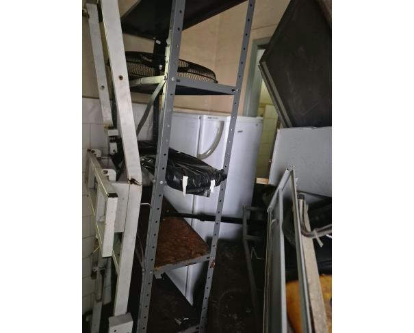Foto de LOTE COMPOSTO POR SUCATA DE: MATERIAL HOSPITALAR, MOBILIÁRIOS, ELETRODOMÉSTICOS, CÂMARA FRIA, NO ESTADO EM QUE SE ENCONTRAM.