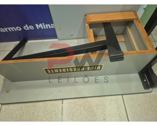 Foto de LOTE CONTENDO MÓVEIS DE ESCRITÓRIO, TAIS COMO: MESAS, ARMÁRIOS E CADEIRAS, NO ESTADO EM QUE SE ENCONTRAM. 