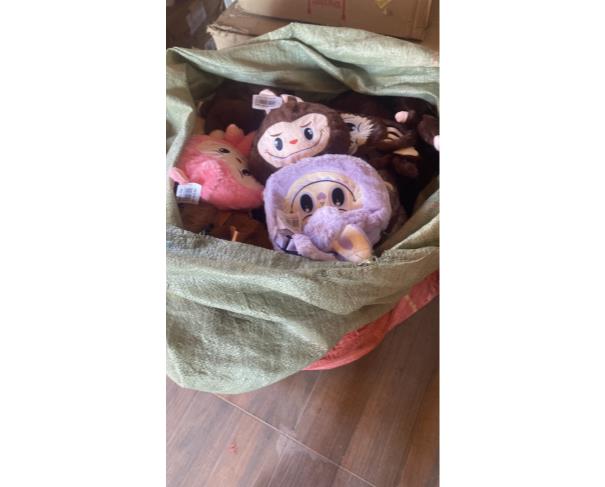 Foto de LOTE CONTENDO APROX. 100 (CEM) UNIDADES DE MOCHILAS “LÁBUBU”, DIVERSAS CORES, NO ESTADO EM QUE SE ENCONTRAM.