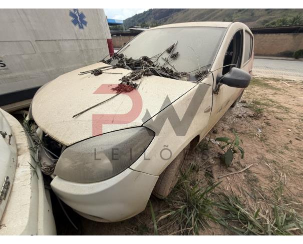 Foto de AUTOMOVEL RENAULT/SANDERO AUT1016V, ALCOOL/GASOLINA, BRANCA, 2013/2014, CHASSI: 93YBSR6RHEJ774291, RENAVAM: 00553453327, NO ESTADO EM QUE SE ENCONTRA.