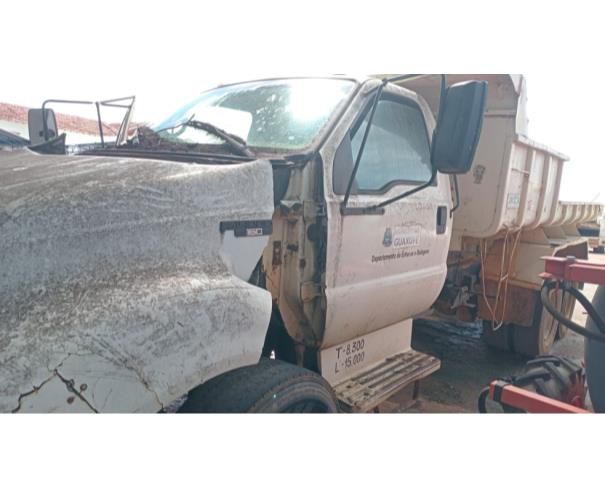 Foto de CAMINHAO FORD/F14000 160, DIESEL, BRANCA, 2000/2000, CHASSI: 9BFXK84F7YD029785, RENAVAM: 00734380810, NO ESTADO EM QUE SE ENCONTRA.