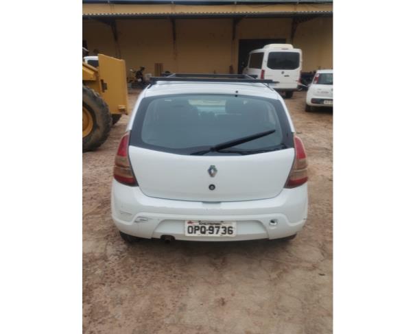 Foto de AUTOMOVEL, RENAULT/SANDERO AUT1016V, BRANCA, 2013/2014, ALCOOL/GASOLINA, CHASSI: 93YBSR6RHEJ774495, RENAVAM: 00555590984, NO ESTADO EM QUE SE ENCONTRA.  OBS: MOTOR DE OUTRO VEÍCULO, POSSUI NOTA FISCAL.