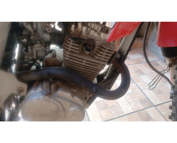 Foto de MOTO DE TRILHA, MOTOR 200 CC, COR BRANCA, ANO: 2005, NO ESTADO EM QUE SE ENCONTRA.