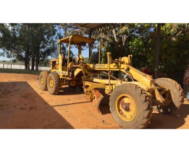Foto de MOTONIVELADORA CATERPILLAR 120B, COR AMARELA, ANO 1989, NO ESTADO EM QUE SE ENCONTRA.