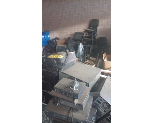 Foto de LOTE CONTENDO SUCATA DE ITENS DIVERSOS, TAIS COMO MATERIAIS DE INFORMÁTICA, CARTEIRAS ESCOLARES, ELETRODOMÉSTICOS, ENTRE OUTROS, NO ESTADO EM QUE SE ENCONTRA.