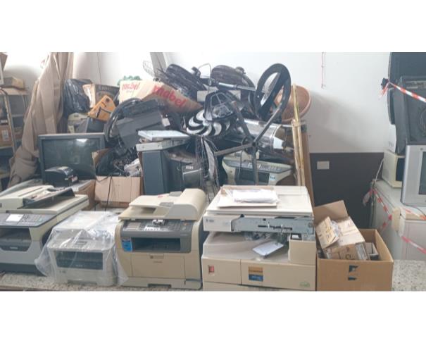 Foto de LOTE CONTENDO ELETRODOMÉSTICOS E ELETRÔNICOS, TAIS COMO: IMPRESSORAS, VENTILADORES, TVS, GELADEIRA, MÁQUINA DE LAVAR ROUPA, FREEZER, BEBEDOURO, MICRO-ONDAS, CAIXAS DE SOM, FOGÃO INDUSTRIAL, AR-CONDICIONADO, ENTRE OUTROS, NO ESTADO EM QUE SE ENCONTRA.