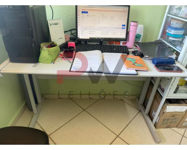 Foto de LOTE CONTENDO MÓVEIS DE ESCRITÓRIO, TAIS COMO: MESAS, ARMÁRIOS E CADEIRAS, NO ESTADO EM QUE SE ENCONTRAM. 