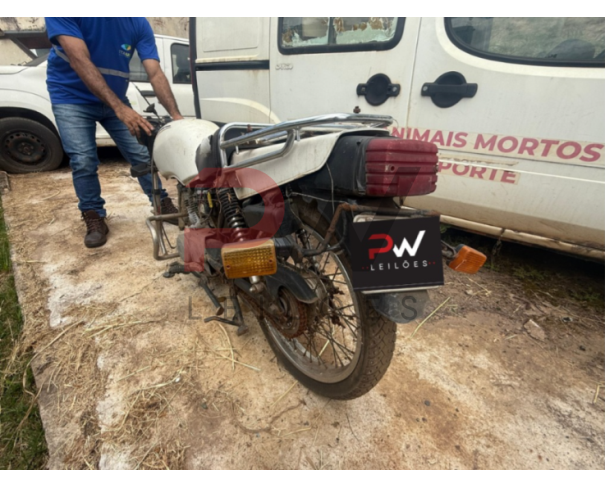 Foto de PASSAGEIRO / MOTOCICLETA HONDA/CG 125 CARGO, 1999/1999, GASOLINA, BRANCA, CHASSI: 9C2JA0100XR002648, RENAVAM: 00720936977, NO ESTADO EM QUE SE ENCONTRA. MOTOR AVARIADO. ESTA SEM O GUIDAO E RODA DIANTEIRA.