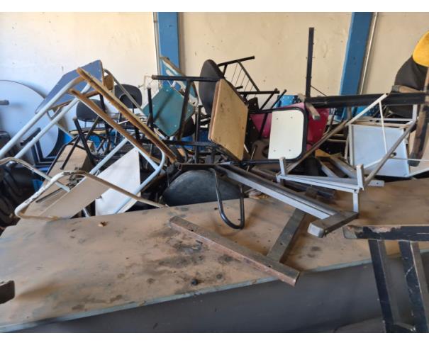 Foto de LOTE CONTENDO SUCATAS DIVERSAS, MOBILIÁRIO (CADEIRAS, ARMÁRIOS) EQUIPAMENTOS DIVERSOS, HOSPITALARES, DENTRE OUTROS, NO ESTADO EM QUE SE ENCONTRAM. 