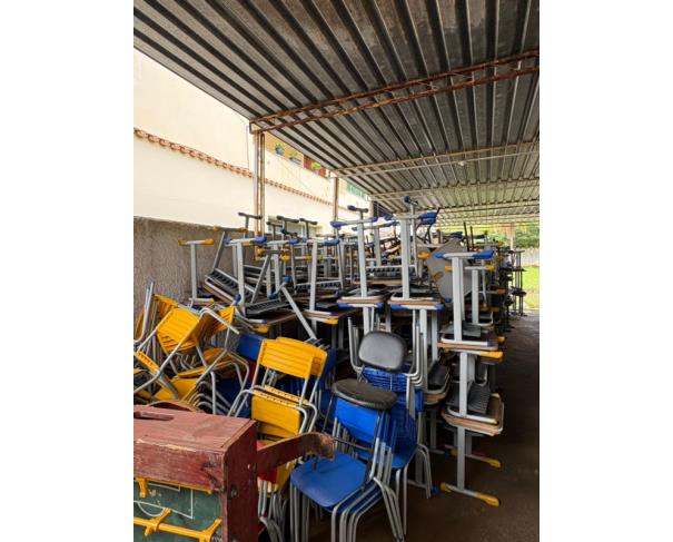 Foto de LOTE CONTENDO MESAS E CADEIRAS ESCOLARES.