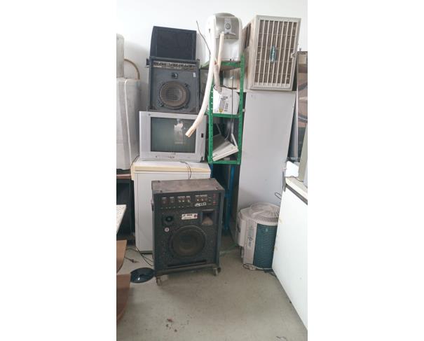 Foto de LOTE CONTENDO ELETRODOMÉSTICOS E ELETRÔNICOS, TAIS COMO: IMPRESSORAS, VENTILADORES, TVS, GELADEIRA, MÁQUINA DE LAVAR ROUPA, FREEZER, BEBEDOURO, MICRO-ONDAS, CAIXAS DE SOM, FOGÃO INDUSTRIAL, AR-CONDICIONADO, ENTRE OUTROS, NO ESTADO EM QUE SE ENCONTRA.