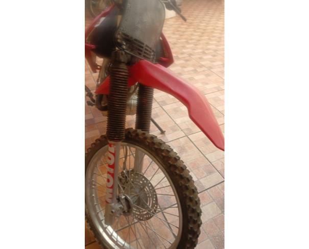 Foto de MOTO DE TRILHA, MOTOR 200 CC, COR BRANCA, ANO: 2005, NO ESTADO EM QUE SE ENCONTRA.