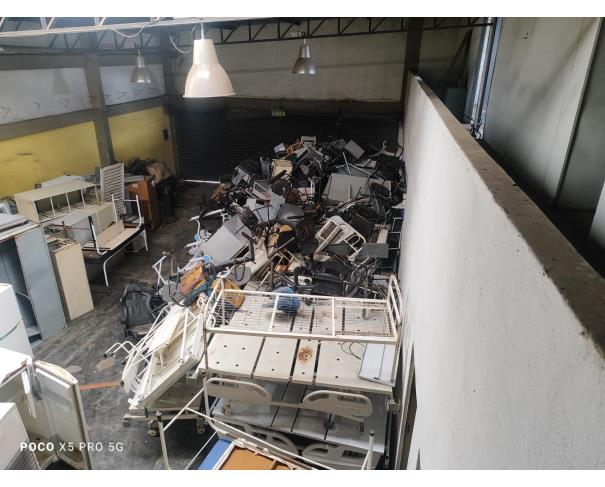 Foto de LOTE COMPOSTO POR SUCATA DE: CAMAS ELÉTRICAS, ELETRODOMÉSTICOS, MOBILIÁRIOS, NO ESTADO EM QUE SE ENCONTRAM.