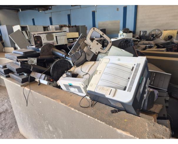 Foto de LOTE CONTENDO SUCATAS DE INFORMÁTICA, ELETRÔNICOS (COMPUTADORES, MONITORES, IMPRESSORAS, ELETRÔNICOS), ELETRODOMESTICOS (GELADEIRA, VENTILADORES, EXAUSTOR, BEBEDOUROS, FOGÕES, TV), DENTRE OUTROS, NO ESTADO EM QUE SE ENCONTRAM. 