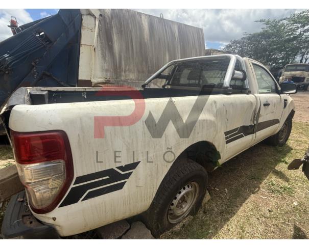 Foto de CARGA / CAMINHONETE I/FORD RANGER XLS CS2 25, 2013/2014, ALC/GASOL, BRANCA, CHASSI: 8AFAR20F9EJ196282, RENAVAM: 00997236051, NO ESTADO EM QUE SE ENCONTRA. MOTOR AVARIADO.