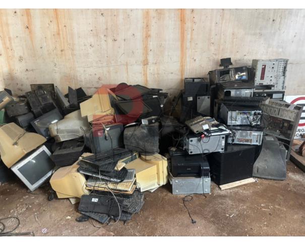 Foto de LOTE CONTENDO SUCATA DE FERRO, MATERIAL ODONTOLOGICO E INFORMATICA, NO ESTADO EM QUE SE ENCONTRA.