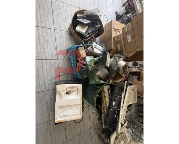 Foto de LOTE CONTENDO SUCATA DE DIVERSOS BENS, TAIS COMO: INFORMÁTICA, FREEZER VERTICAL, BEBEDOURO, AR-CONDICIONADO, ENTRE OUTROS, NO ESTADO EM QUE SE ENCONTRAM.