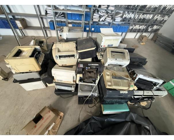 Foto de LOTE CONTENDO SUCATA DE MATERIAIS DE INFORMÁTICA, NO ESTADO EM QUE SE ENCONTRAM.