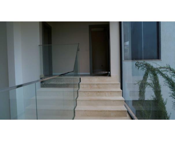Foto de Residência de alto luxo no Condomínio Costa Laguna, em Nova Lima/MG, com 483 m², 4 dormitórios (3 suítes), piscina aquecida, espaço gourmet, cinema, automação residencial e 5 vagas cobertas. Condomínio com lazer completo e segurança 24 horas.