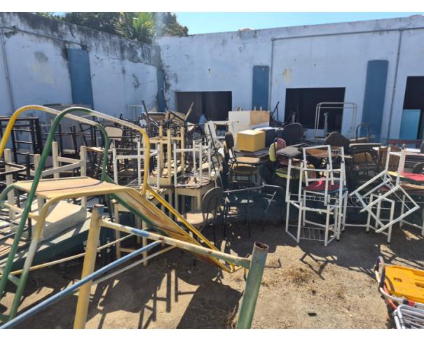 Foto de LOTE CONTENDO SUCATAS DIVERSAS, MOBILIÁRIO (CADEIRAS, ARMÁRIOS) EQUIPAMENTOS DIVERSOS, HOSPITALARES, DENTRE OUTROS, NO ESTADO EM QUE SE ENCONTRAM. 