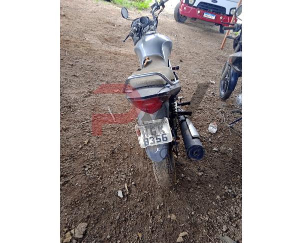 Foto de PASSAGEIRO / HONDA /  CG 150 TITAN ESD /Placa: HGK8356 / UF:MG / Município:Governador Valadares Ano fabricação: 2011 / Ano modelo: 2011 / Cor: PRATA / Chassi: 9C2KC1650BR554972 / Motor: KC16E5B554972 /RENAVAM: 00369140346