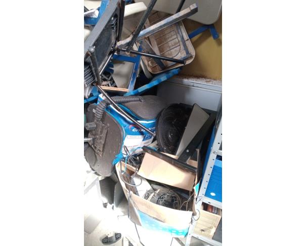 Foto de LOTE CONTENDO EQUIPAMENTO INDUSTRIAL E MOBILIÁRIOS, TAIS COMO: CADEIRAS ESCOLARES, ARMÁRIO DE AÇO, FREEZER, FREEZER INDUSTRIAL VERTICAL EM INOX, ENTRE OUTROS, NO ESTADO EM QUE SE ENCONTRA.