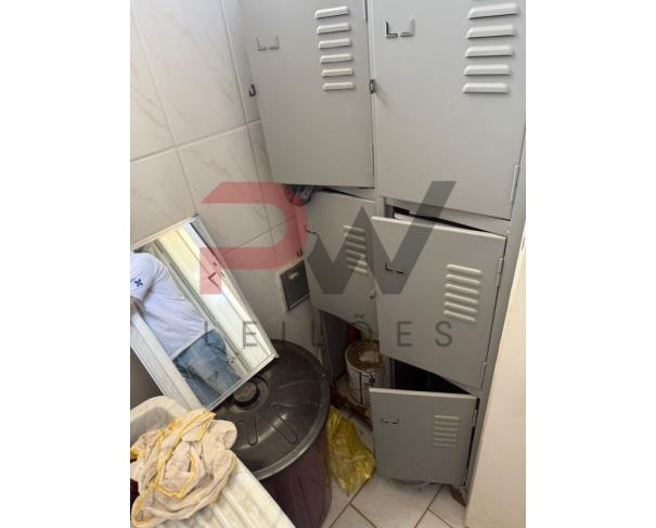Foto de LOTE CONTENDO MÓVEIS DE ESCRITÓRIO, TAIS COMO: MESAS, ARMÁRIOS E CADEIRAS, NO ESTADO EM QUE SE ENCONTRAM. 