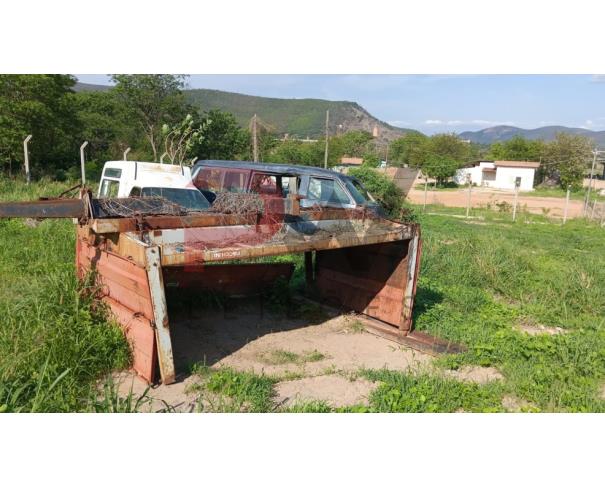 Foto de LOTE CONTENDO SUCATA DE DIVERSOS VEÍCULOS SEM BAIXA (03 ONIBUS, 02 FIORINO, 01 VOYAGE) E 01 LÂMINA DE TRATOR, 01 ROÇADEIRA E 01 CARRETINHA, NO ESTADO EM QUE SE ENCONTRA.