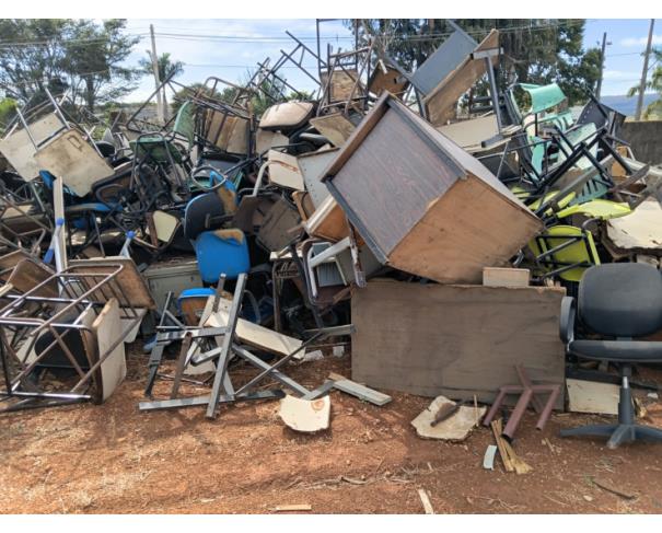 Foto de LOTE CONTENDO MESAS E CADEIRAS DE ESCRITÓRIO, NO ESTADO EM QUE SE ENCONTRAM. 