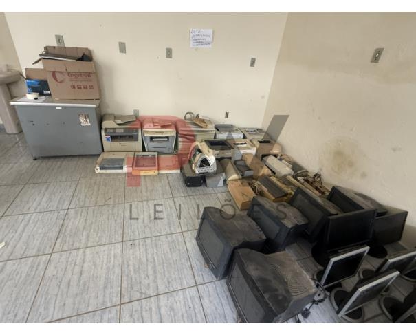 Foto de LOTE CONTENDO SUCATA DE DIVERSOS BENS, TAIS COMO: INFORMÁTICA, FREEZER VERTICAL, BEBEDOURO, AR-CONDICIONADO, ENTRE OUTROS, NO ESTADO EM QUE SE ENCONTRAM.