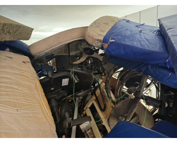Foto de LOTE COMPOSTO POR SUCATA DE: MATERIAL HOSPITALAR, MOBILIÁRIOS, ELETRODOMÉSTICOS, CÂMARA FRIA, NO ESTADO EM QUE SE ENCONTRAM.