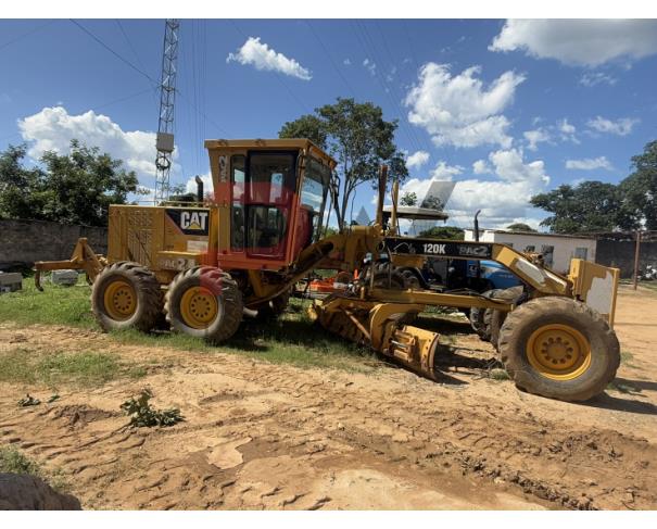 Foto de MOTONIVELADORA CATERPILLAR 120K, AMARELA, CAT0120KLJAP05278, ANO 2014, NO ESTADO EM QUE SE ENCONTRA.