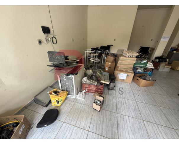 Foto de LOTE CONTENDO SUCATA DE DIVERSOS BENS, TAIS COMO: INFORMÁTICA, FREEZER VERTICAL, BEBEDOURO, AR-CONDICIONADO, ENTRE OUTROS, NO ESTADO EM QUE SE ENCONTRAM.