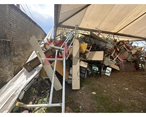 Foto de LOTE CONTENDO SUCATA DE CADEIRAS E MESAS, NO ESTADO EM QUE SE ENCONTRA