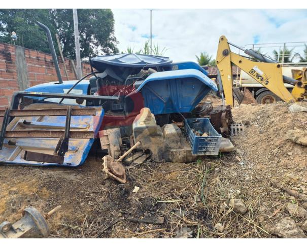 Foto de LOTE CONTENDO  TRATOR NEW HOLLAND DESMONTADO, NO ESTADO EM QUE SE ENCONTRA.