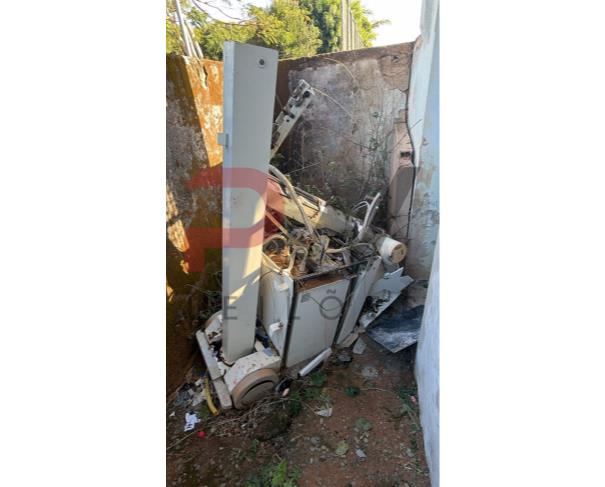Foto de LOTE CONTENDO SUCATA DE  DIVERSOS BENS, TAIS COMO: MADEIRAS, ARMÁRIOS, COLCHONETES, CADEIRAS, MESAS ESCOLARES, EXTINTORES, VENTILADORES, CADEIRAS DE RODAS, MACAS, BALANÇAS, ENTRE OUTROS, NO ESTADO EM QUE SE ENCONTRAM.
