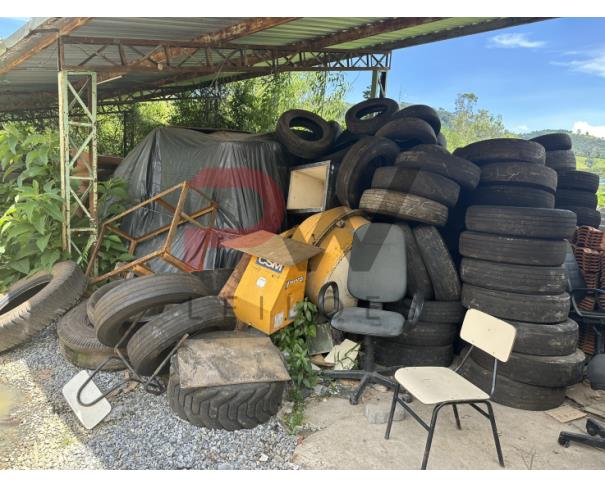 Foto de LOTE CONTENDO SUCATA DE PNEUS DE TAMANHOS DIVERSOS, NO ESTADO EM QUE SE ENCONTRA.