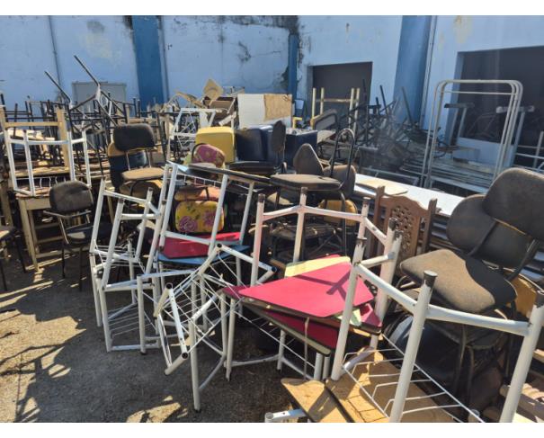 Foto de LOTE CONTENDO SUCATAS DIVERSAS, MOBILIÁRIO (CADEIRAS, ARMÁRIOS) EQUIPAMENTOS DIVERSOS, HOSPITALARES, DENTRE OUTROS, NO ESTADO EM QUE SE ENCONTRAM. 