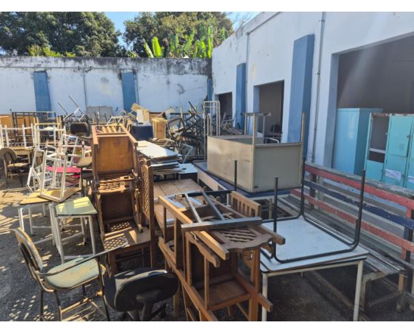 Foto de LOTE CONTENDO SUCATAS DIVERSAS, MOBILIÁRIO (CADEIRAS, ARMÁRIOS) EQUIPAMENTOS DIVERSOS, HOSPITALARES, DENTRE OUTROS, NO ESTADO EM QUE SE ENCONTRAM. 