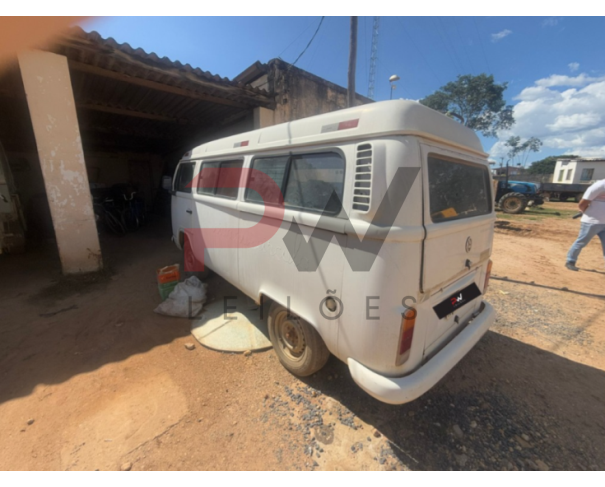 Foto de MICROONIB VW/KOMBI LOTACAO, ALCOOL, BRANCA, 2002/2003, CHASSI: ...06327, NO ESTADO EM QUE SE ENCONTRA.
