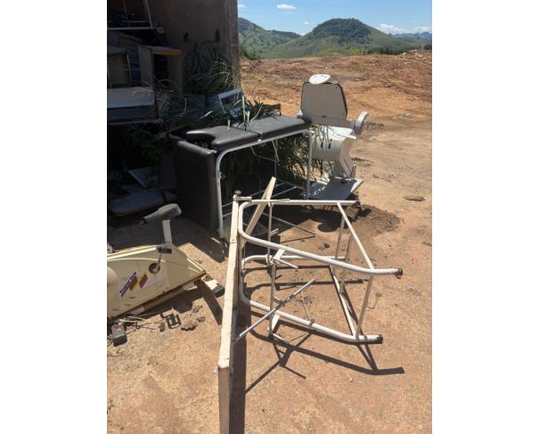 Foto de LOTE CONTENDO ITENS DIVERSOS, TAIS COMO: MESAS, PATRELEIRAS, CADEIRAS, MACAS, ENTRE OUTROS.