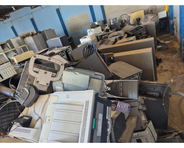 Foto de LOTE CONTENDO SUCATAS DE INFORMÁTICA, ELETRÔNICOS (COMPUTADORES, MONITORES, IMPRESSORAS, ELETRÔNICOS), ELETRODOMESTICOS (GELADEIRA, VENTILADORES, EXAUSTOR, BEBEDOUROS, FOGÕES, TV), DENTRE OUTROS, NO ESTADO EM QUE SE ENCONTRAM. 