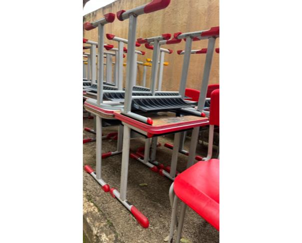 Foto de LOTE CONTENDO MESAS E CADEIRAS ESCOLARES, NO ESTADO EM QUE SE ENCONTRAM.