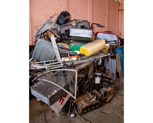 Foto de LOTE DE SUCATAS DIVERSAS, ARMÁRIOS, MATERIAIS INFORMÁTICA, ELETRONICOS, ETC, NO ESTADO EM QUE SE ENCONTRA