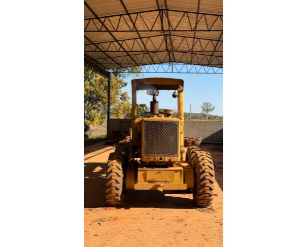 Foto de MOTONIVELADORA CATERPILLAR 120B, COR AMARELA, ANO 1989, NO ESTADO EM QUE SE ENCONTRA.