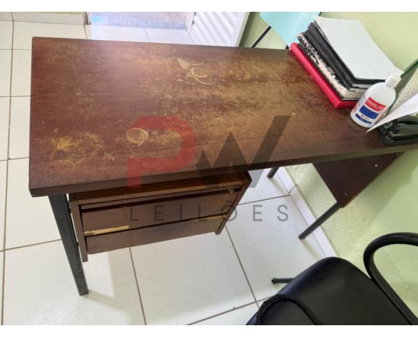Foto de LOTE CONTENDO MÓVEIS DE ESCRITÓRIO, TAIS COMO: MESAS, ARMÁRIOS E CADEIRAS, NO ESTADO EM QUE SE ENCONTRAM. 