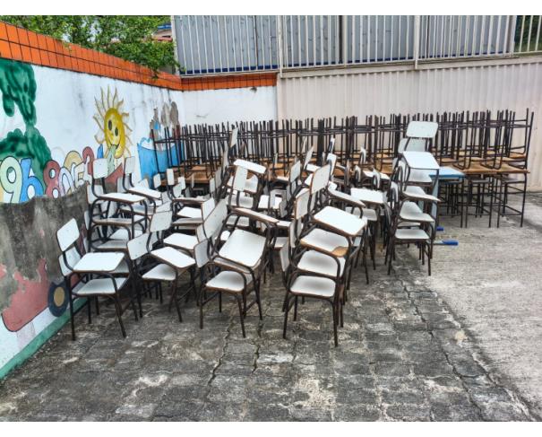 Foto de LOTE CONTENDO MESAS E CADEIRAS ESCOLARES, NO ESTADO EM QUE SE ENCONTRAM.