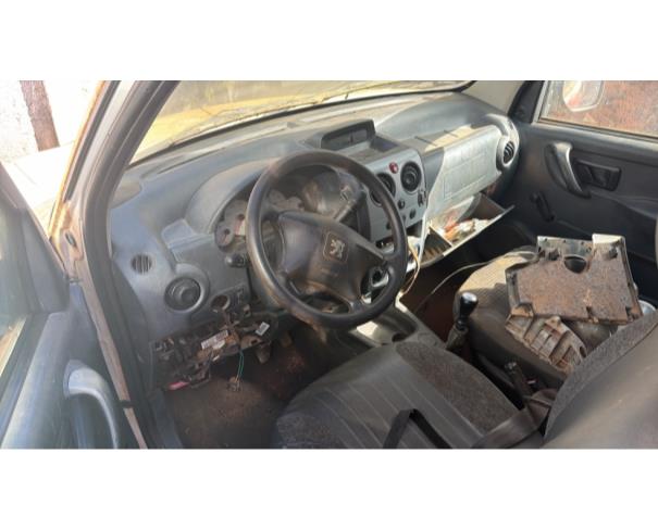 Foto de CAMINHONETE I/PEUGEOT PART GREENCAR, ALCOOL/GASOLINA, BRANCA, 2017/2018, CHASSI: 8AEGCN6A8JG512231, RENAVAM: 01148869465, NO ESTADO EM QUE SE ENCONTRA.