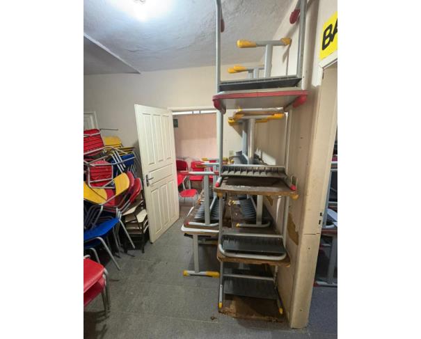 Foto de LOTE CONTENDO MESAS E CADEIRAS ESCOLARES.